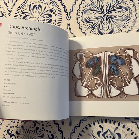 International Arts & Crafts: The World's Greatest Art Book - Picture 6 of 8